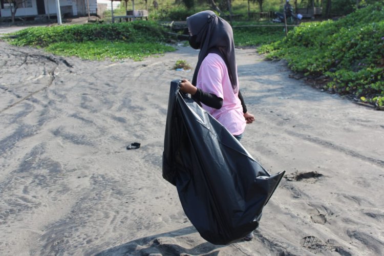 Tarik Wisatawan, Srikandi Ganjar Jabar Bersih-Bersih Pantai di Cianjur