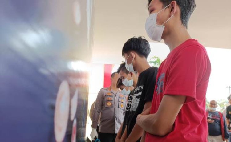 Empat Pemuda di Pameungpeuk Diciduk Polresta Bandung Lantaran Naik Motor Ugal-ugalan Sambil Mengacungkan Senjata Tajam