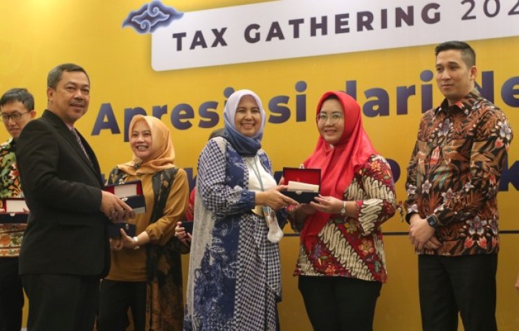 KPP Madya Bandung Berikan Penghargaan kepada 10 Wajib Pajak Terbaik Pelaporan Tepat Waktu