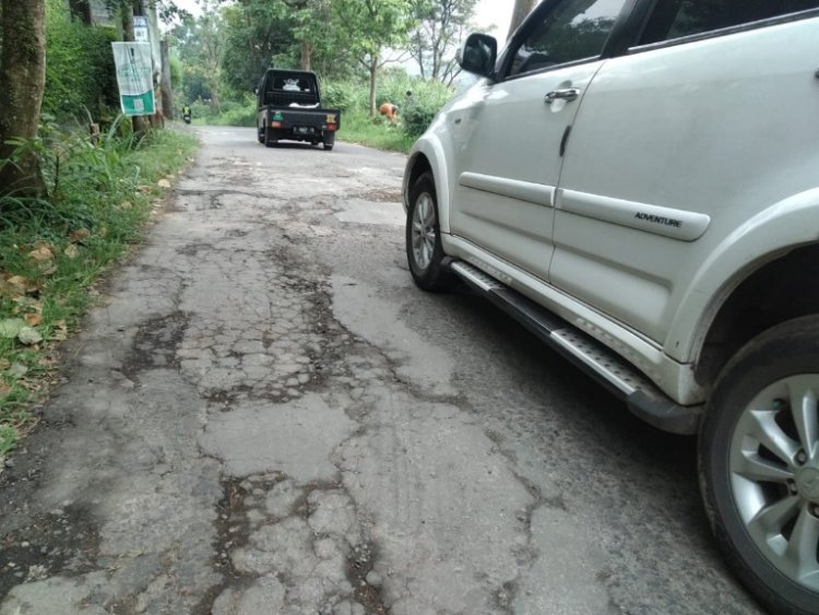 Akses Jalan Dago Giri di Desa Pageurwangi Rusak Parah, Pengusaha Wisata dan Masyarakat Khawatir Ancam Keselamatan Pengguna