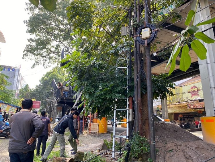 Pemkot Bandung Tertibkan Kabel Udara di Kawasan Skywalk Cihampelas