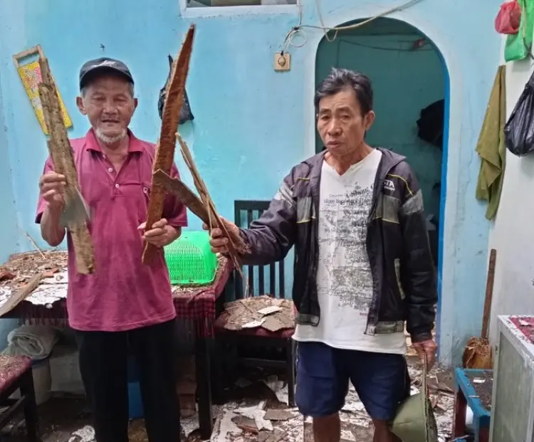 Atap Rumah Warga Cisalak Jebol Tersambar Petir, Penghuni Sempat Dilarikan ke UGD