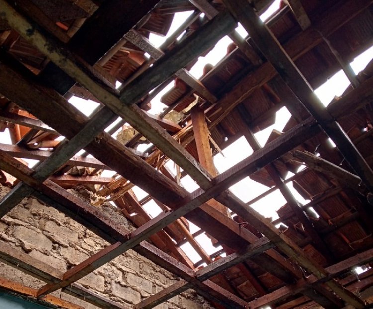 Atap Rumah Warga Cisalak Jebol Tersambar Petir, Penghuni Sempat Dilarikan ke UGD