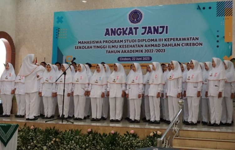 STIKes Ahmad Dahlan Cirebon Lepas 52 Mahasiswa Usai Angkat Janji