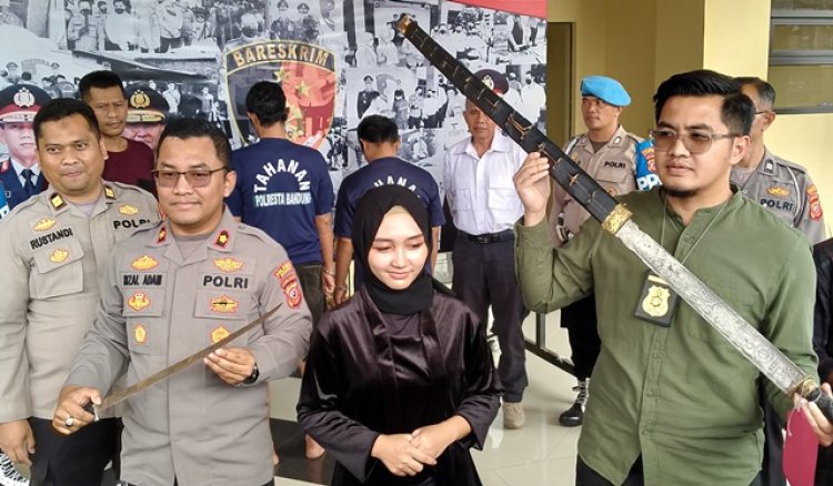 Pelaku Aksi Menantang Berkelahi dan Mengalungkan Samurai ke Aparat Berakhir di Tahanan Polresta Bandung