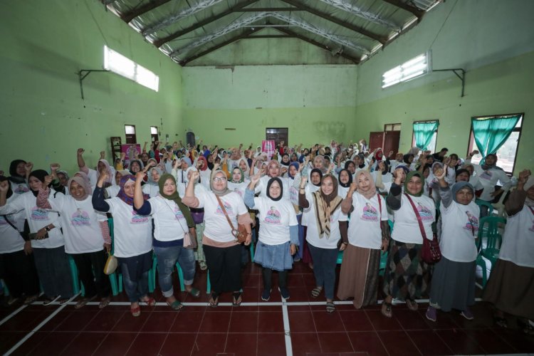 Wanita Nelayan Ganjar Deklarasi Dukungan 'Ganjar Presiden 2024' di Pangandaran