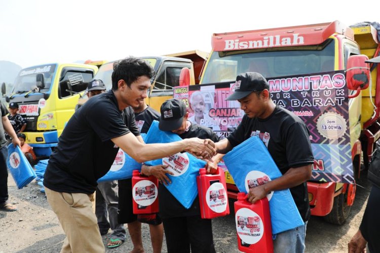 Sopir Truk Dukung Ganjar Beri Bantuan Oli dan Terpal Gratis kepada Pengemudi di Cirebon
