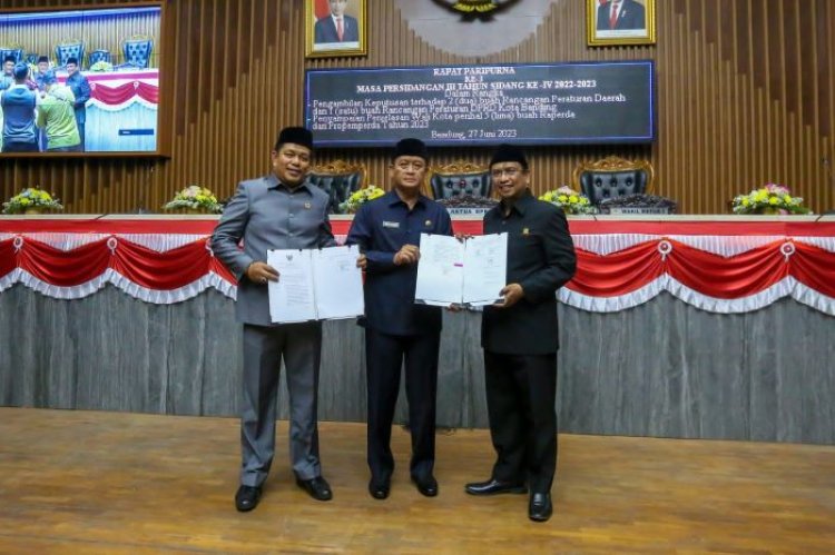Pemkot Sampaikan Lima Raperda Kepada DPRD Kota Bandung