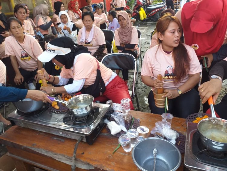Mak Ganjar Jabar Ajarkan Ibu-Ibu Cirebon Membuat Jamu Tradisonal