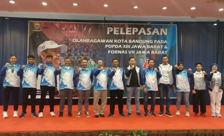 Kontingan Atlet Kota Bandung untuk Ajang Popda Jabar 2023 dan Fornas VII Jabar Resmi Dilepas