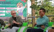 Musisi Legendaris Iwan Fals Menanam Pohon di Kawasan Stadion Si Jalak Harupat