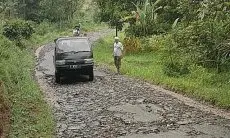 Sempat Tolong Mobil di Jalan Malasari Kabupaten Bogor, Nurodin Cerita Jalan Itu Tak Tersentuh Perbaikan 12 Tahun