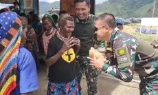 Warga Holomama Intan Jaya Papua Dijamu Makan TNI Yonif Para Raider 330