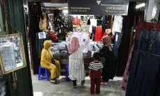 FOTO: Penjualan Seragam Sekolah Jelang Tahun Ajaran Baru