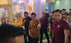 Jokowi Minum Kopi dan Nyanyi Lagu Dewa 19 di Pasar Kreatif Jawa Barat 