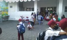 Pantau Kesiapan Mental Anak Masuk SD, Puluhan Orang Tua Dampingi Anak-anaknya pada Hari Pertama MPLS