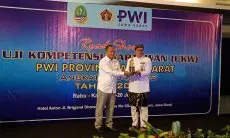 Banyak Berperan dalam Program UKW Gratis, Emil Diberi Penghargaan PWI Jabar
