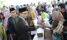 Peringati Tahun Baru Islam Bupati Dadang Bagi-bagi Kain Kafan untuk semua Desa dan Kelurahan