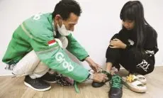 Ribuan Anak Mitra Pengemudi Grab Indonesia Dapat Sepatu Istimewa