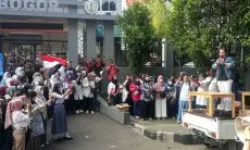 Mengenakan Putih-Abu, Ratusan Emak-emak Geruduk SMAN 3 Kota Bogor