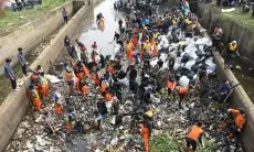 Peringati Hari Sungai Nasional, Pandawa Grup  Bersih-bersih Bendungan Bugel Cileunyi Bandung