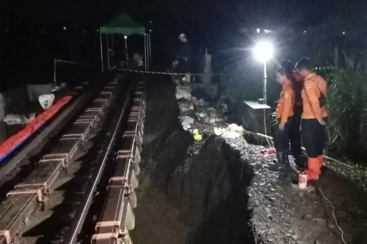 Longsor Ciadeg, Kereta Bogor-Sukabumi Berhenti Operasi Sementara