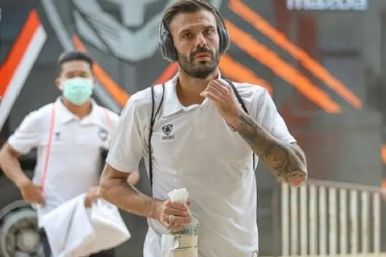 Tyronne Gustavo del Pino Ramos Bandingkan Sepak Bola Indonesia dan Thailand