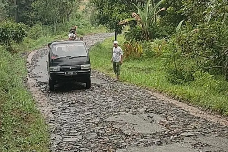 Sempat Tolong Mobil di Jalan Malasari Kabupaten Bogor, Nurodin Cerita Jalan Itu Tak Tersentuh Perbaikan 12 Tahun
