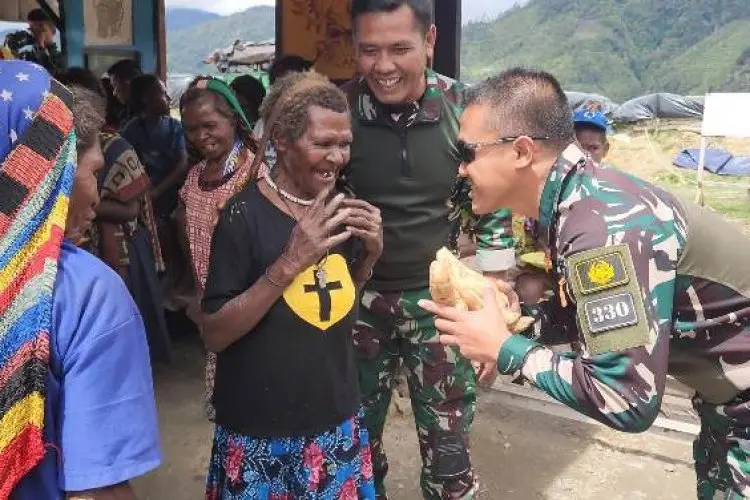 Warga Holomama Intan Jaya Papua Dijamu Makan TNI Yonif Para Raider 330