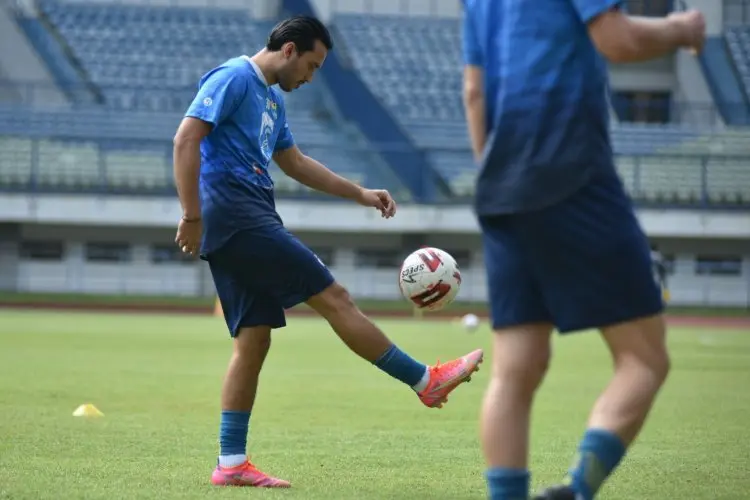 Ini Alasan Ezra Walian Ganti Nomor Punggung di Persib