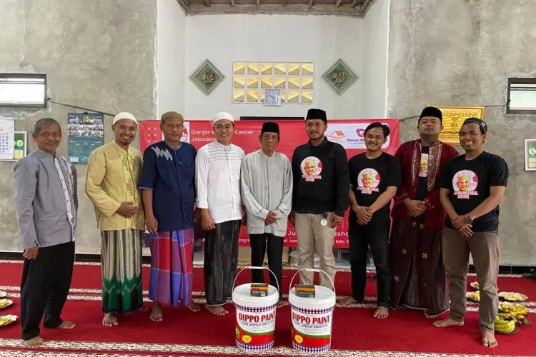 Ganjar Milenial Beri Bantuan Material untuk Pembangunan Musala di Bogor