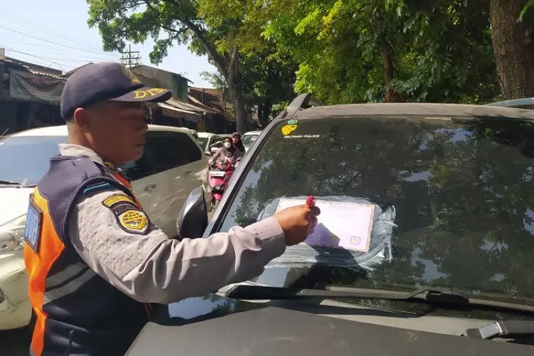 Berikan Efek Jera, Dishub Kota Cimahi Berikan Sanksi Kepada Puluhan Kendaraan yang Parkir Liar di Sejumlah Titik In