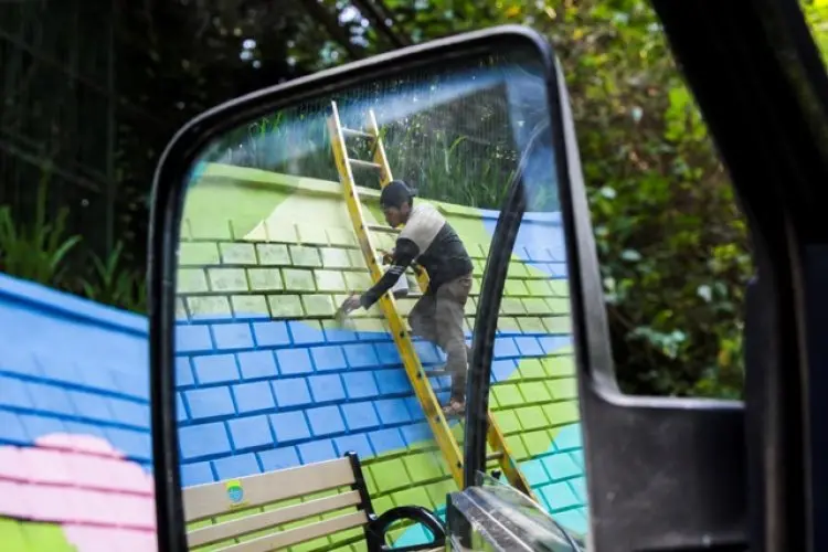 FOTO: Pengecatan Ulang Mural di Jalan Siliwangi