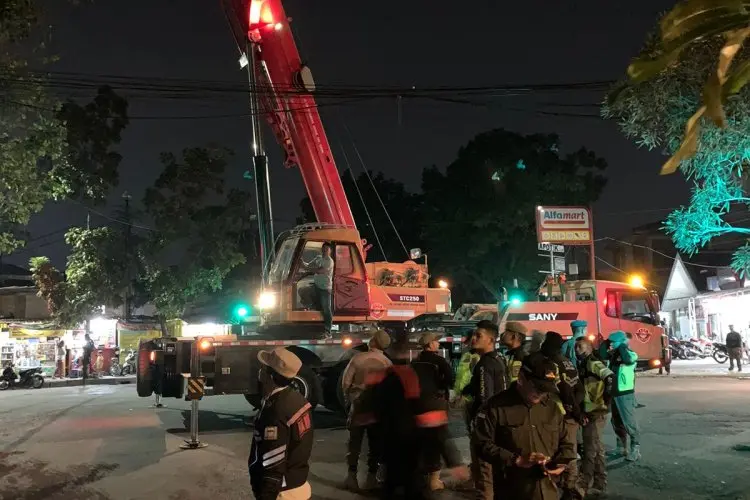 Pemkot Bandung Kembali Tertibkan Reklame Ilegal
