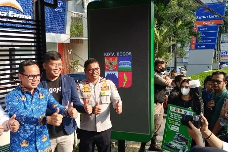 Bima Resmikan Tampilan Halte Baru Biskita, Hasil Kerjasama dengan Gojek