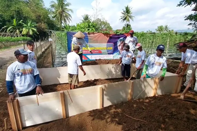Bareng Petani Banjar, Ganjar Sejati Bangun Bak Penampungan Air