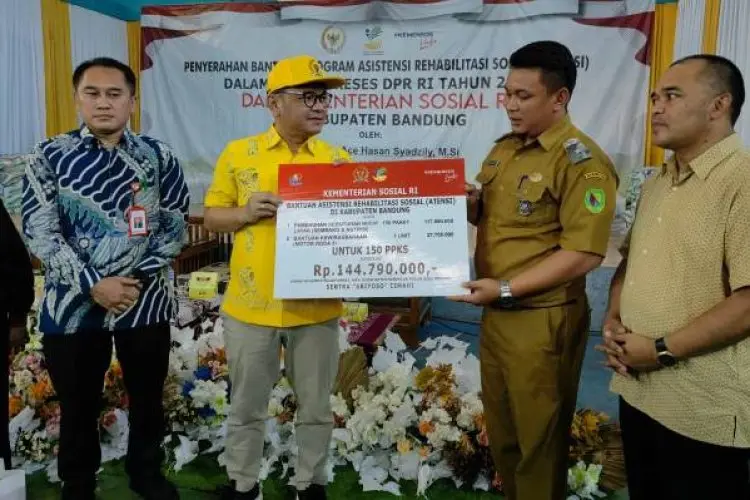 150 Warga Desa Cikoneng Bandung Sambut Bantuan Atensi dari Kemensos