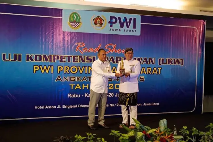 Banyak Berperan dalam Program UKW Gratis, Emil Diberi Penghargaan PWI Jabar
