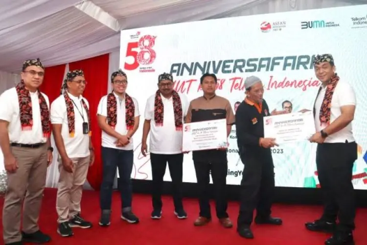HUT ke-58 Telkom Indonesia, Telkom Jabar Serahkan Bantuan Pendidikan dan Sarana Umum di Sukabumi