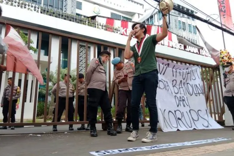 GMNI Bandung Geruduk Kejati Jabar
