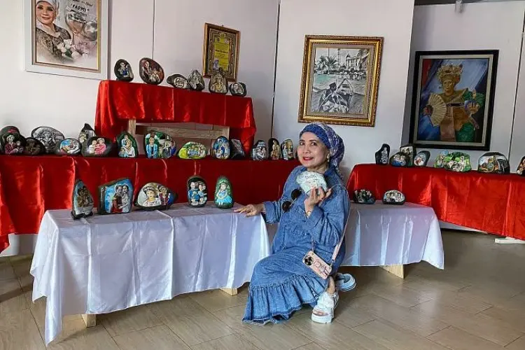 Kagumi Sosoknya, Budayawan Halimah Munawir Adakan Pameran Lukisan Batu Lady Diana di Bulan Agustus Mendarang