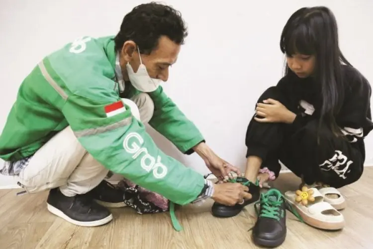 Ribuan Anak Mitra Pengemudi Grab Indonesia Dapat Sepatu Istimewa