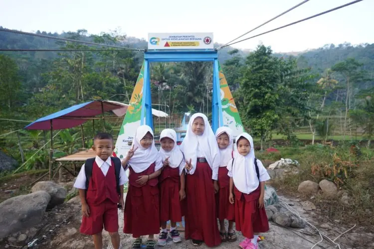 Tumbuhkan Kesejahteraan Warga, JQR Bangun Jembatan di Garut Selatan