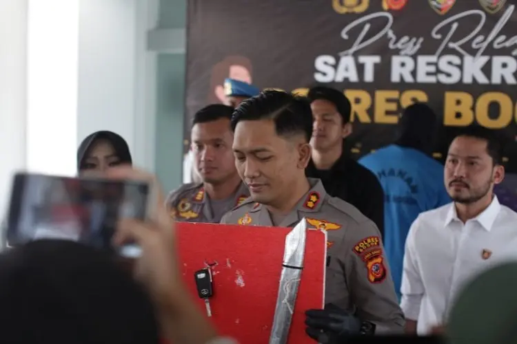 Gegara Miras dan Ejekan, YB Rusak Dua Unit Mobil Milik Temannya di Stadion Pakansari