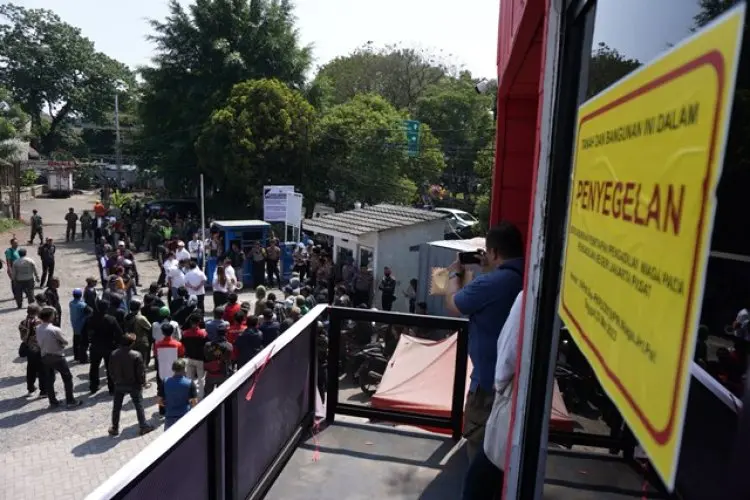 FOTO: Pedagang Tolak Penyegelan Lahan Eks Propelat