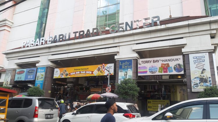 Polisi Jaga Pusat Perbelanjaan di Bandung Jelang Lebaran