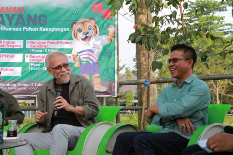 Musisi Legendaris Iwan Fals Menanam Pohon di Kawasan Stadion Si Jalak Harupat