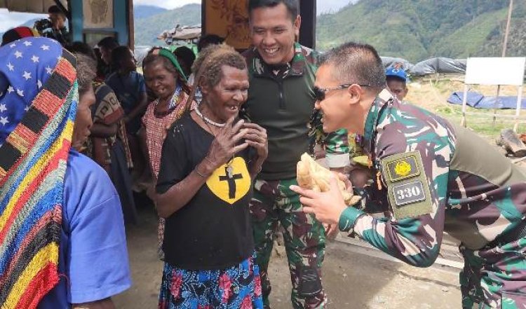 Warga Holomama Intan Jaya Papua Dijamu Makan TNI Yonif Para Raider 330
