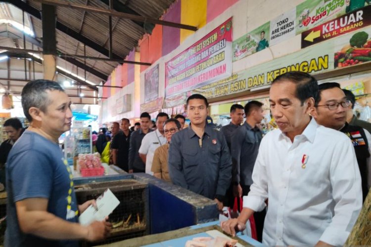 Selain Cek Harga Pangan, Presiden Jokowi Berikan Bantuan Kepada Pedagang Pasar Cihapit
