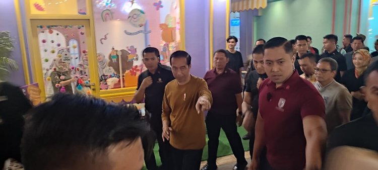 Jokowi Minum Kopi dan Nyanyi Lagu Dewa 19 di Pasar Kreatif Jawa Barat 
